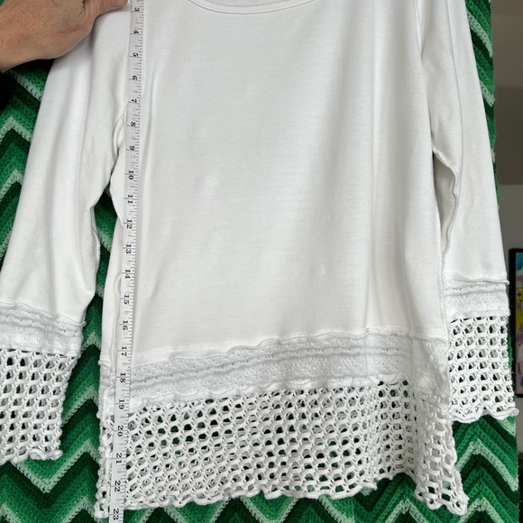 Adorable white tee that will give a little kick to jeans or whatever! - Picture 2 of 10